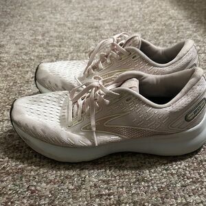 Brooks Women's Athletic Shoes - Light Pink